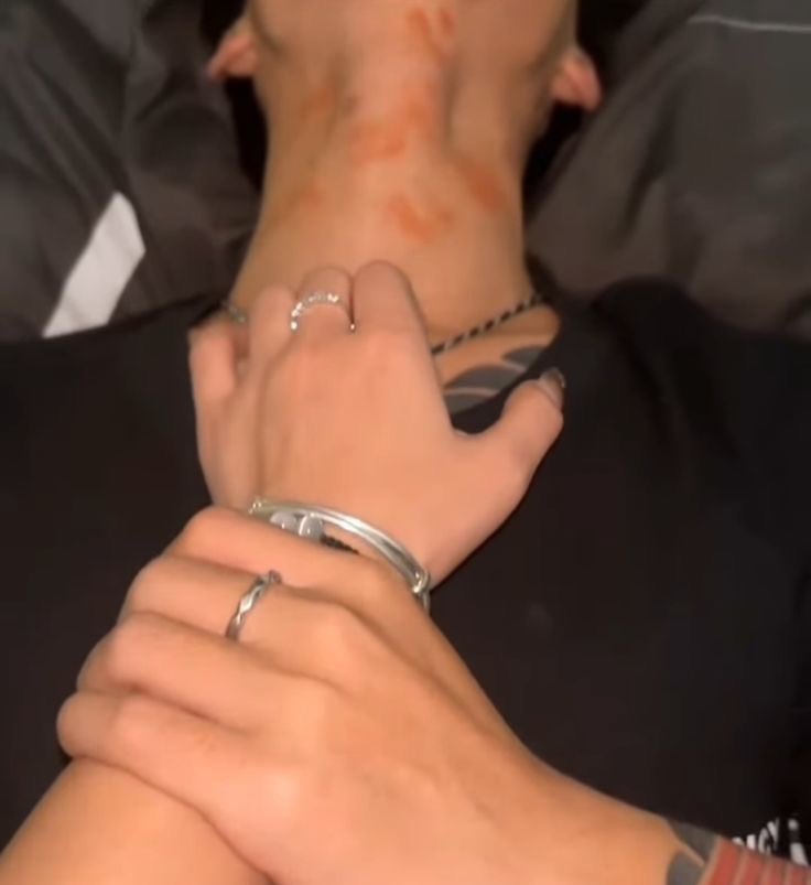hancaina's tweet photo. Taekook au onde:

Mesmo após 3 anos de término, jungkook nunca superou as fodas com o seu ex.

Ou

Onde taehyung fazia de tudo pra ouvir seu ex pedindo pra fode-lo de novo. https://t.co/upGDGstECr