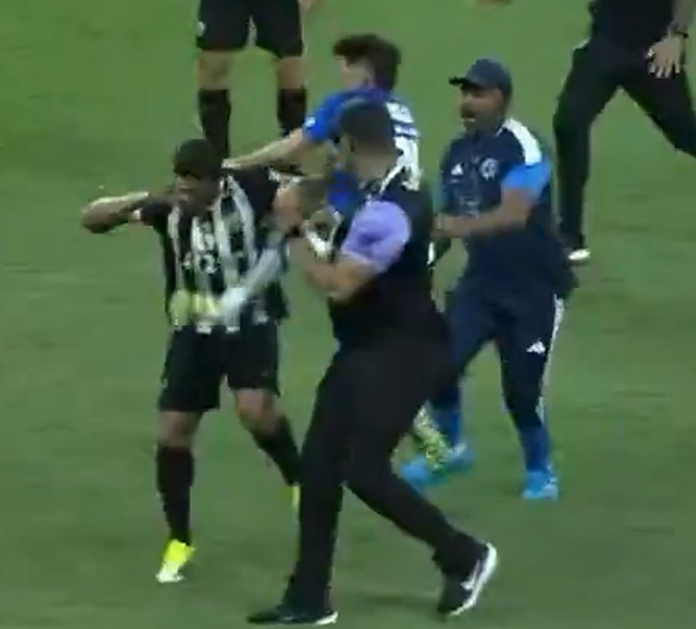 este tipo de abajo le fue a repartir patadas al pecho en plena mitad de cancha al de la derecha.
Un loco de mierda o dos huevos en carretilla, no hay punto medio