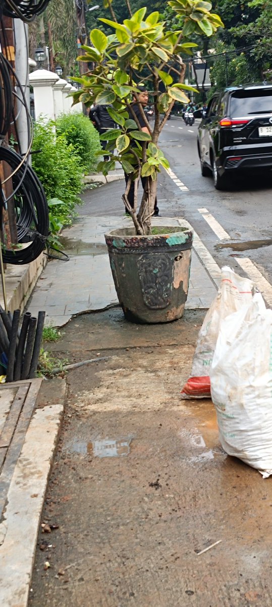 Ada objek yang menghalangi pejalan kaki di trotoar sebelah kanan di depan badan standardisasi Nasional Mampang Prapatan <a href="/DKIJakarta/">Pemprov DKI Jakarta</a>