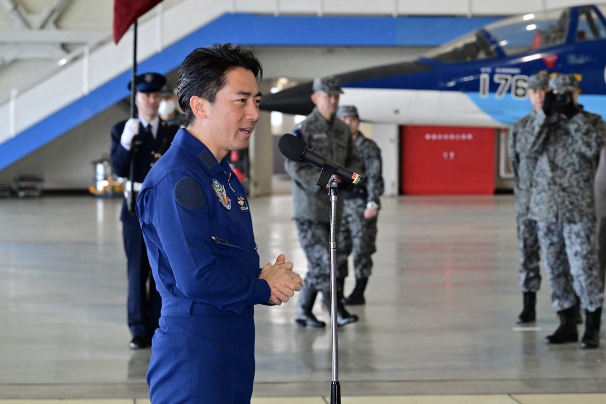 shinjirokoiz's tweet photo. ブルーインパルス・松島基地の隊員ご家族の皆さんに感謝のご挨拶をさせて頂きました。ご家族あっての自衛隊。しっかり待遇改善を進めてまいります。寒い中ありがとうございました！ https://t.co/SaGgDwTcJv