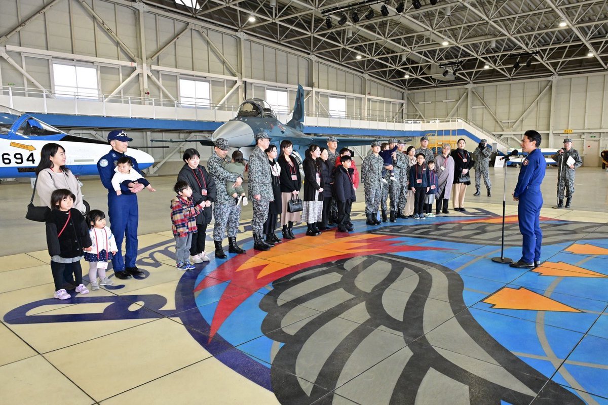 shinjirokoiz's tweet photo. ブルーインパルス・松島基地の隊員ご家族の皆さんに感謝のご挨拶をさせて頂きました。ご家族あっての自衛隊。しっかり待遇改善を進めてまいります。寒い中ありがとうございました！ https://t.co/SaGgDwTcJv