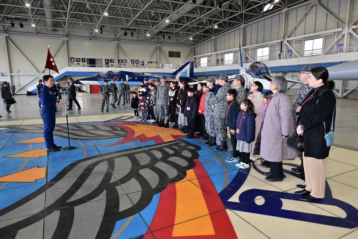 shinjirokoiz's tweet photo. ブルーインパルス・松島基地の隊員ご家族の皆さんに感謝のご挨拶をさせて頂きました。ご家族あっての自衛隊。しっかり待遇改善を進めてまいります。寒い中ありがとうございました！ https://t.co/SaGgDwTcJv