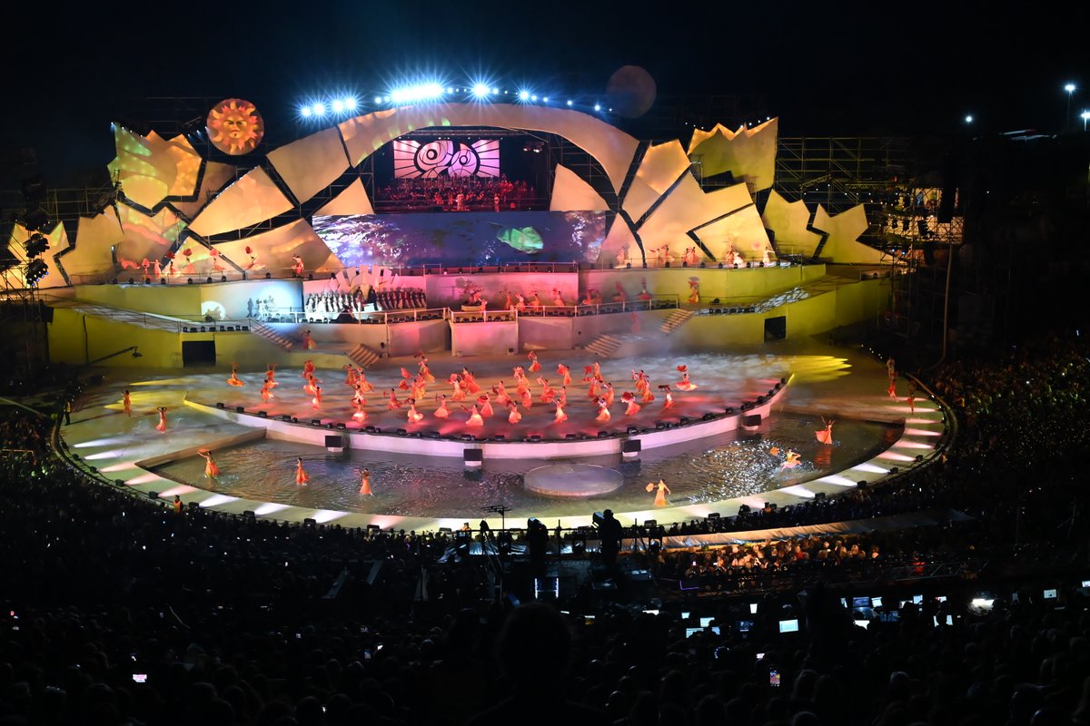 MendozaGobierno's tweet photo. El escenario despliega toda su grandeza 🎭🔥
Más de 750 artistas, entre bailarines, actores y músicos, dan vida a “90 cosechas de una misma cepa”, un espectáculo que celebra la historia, la cultura y el espíritu de Mendoza.
Una fiesta que emociona. 
#Vendimia2026 https://t.co/xxps21ru87