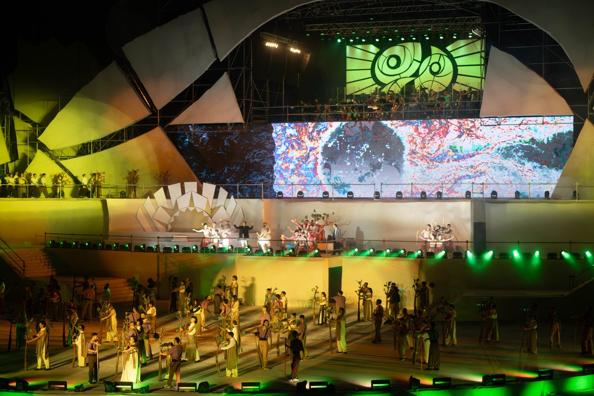 MendozaGobierno's tweet photo. El escenario despliega toda su grandeza 🎭🔥
Más de 750 artistas, entre bailarines, actores y músicos, dan vida a “90 cosechas de una misma cepa”, un espectáculo que celebra la historia, la cultura y el espíritu de Mendoza.
Una fiesta que emociona. 
#Vendimia2026 https://t.co/xxps21ru87