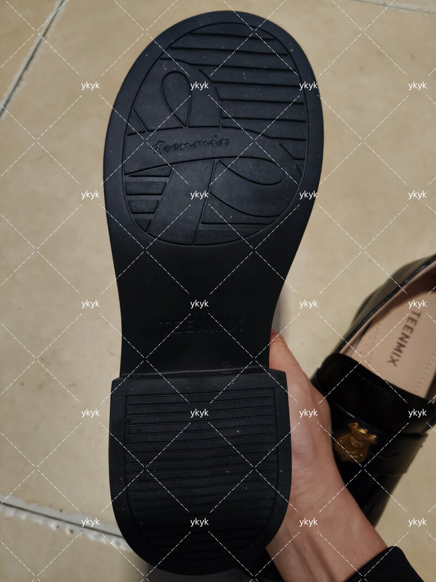 ssc83899103's tweet photo. 爱穿肉丝的融媒体小姐姐新买的小皮鞋，这鞋底踩脏了应该不好舔吧，尤其是鞋跟那部分区域，期待小姐姐穿脏它，然后用👅感受一下😍 https://t.co/KMCsO7qQ7T