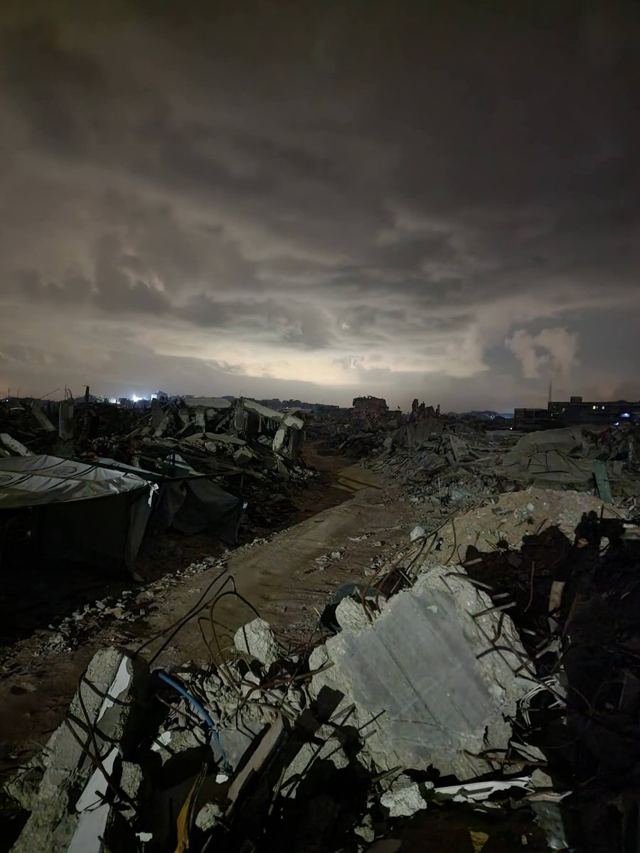 PalPress24's tweet photo. #Gaza: This is how the Jabalia refugee camp market looked these days before the war, and now it has become rubble, empty of people… this is modern “peace.” 💔 https://t.co/FxkYZ0wV30