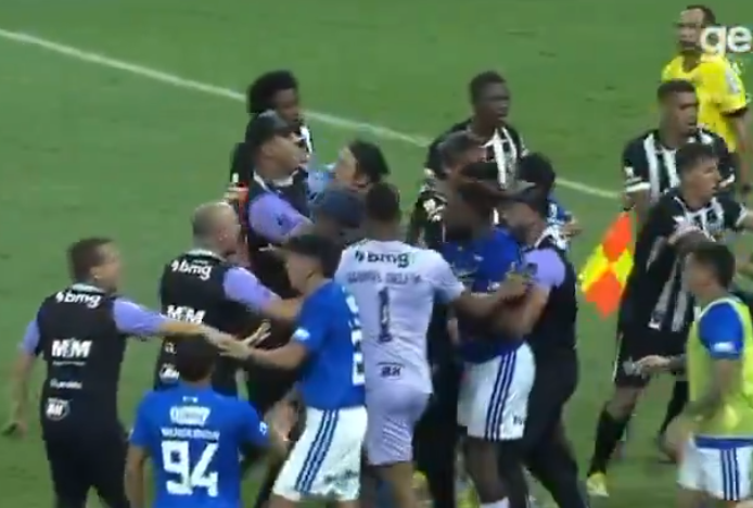 Briga saudável

0 lesões

0 judaria

Apenas trocação pura e honesta

Parabéns para os dois gigantes de Minas