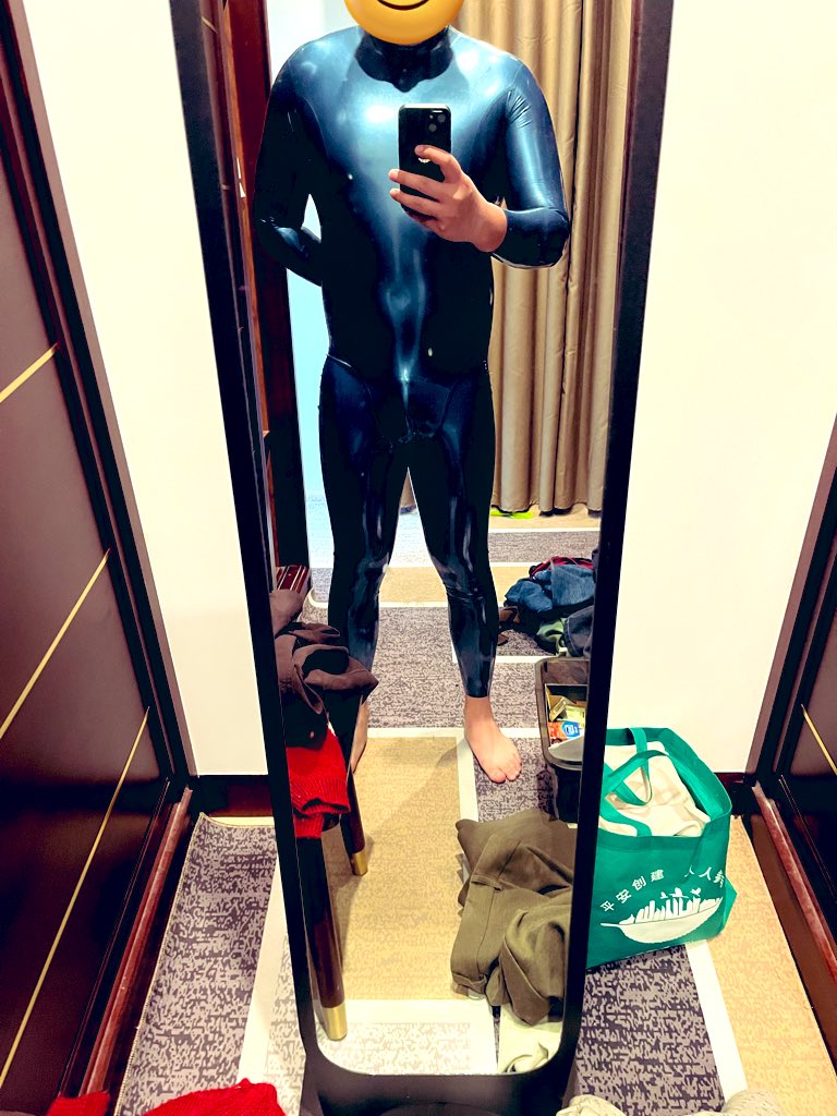 latexDDD's tweet photo. 又是被胶化的一天，被胶衣控制住了 #胶衣 https://t.co/AGNsS2xce0