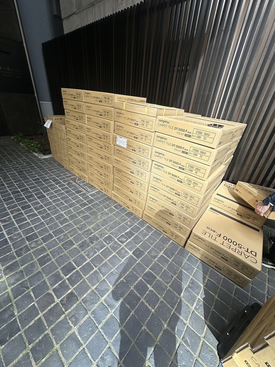 今日のミッション
これを4階と5階まで運ぶ。(軒下渡しの為上まで運んでもらえず頑張るしかない😅)