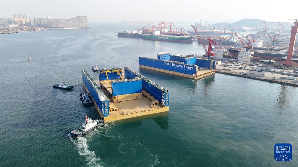PDChinese's tweet photo. 【12萬噸舉力浮船塢在山東青島啟運】3月8日，由中國企業建造的12萬噸舉力浮船塢“Lucayan”號首段順利啟運。該船塢配備先進自動塢控系統，融合智能壓載、數字化冗餘控制等技術，可實現安全高效、高精度的自動起浮與下沉操作，能夠滿足豪華郵輪的塢修及改裝需求。 https://t.co/ir8vd7CtDP