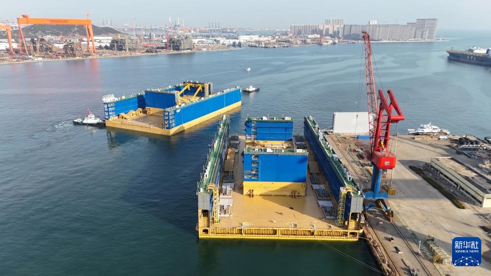 PDChinese's tweet photo. 【12萬噸舉力浮船塢在山東青島啟運】3月8日，由中國企業建造的12萬噸舉力浮船塢“Lucayan”號首段順利啟運。該船塢配備先進自動塢控系統，融合智能壓載、數字化冗餘控制等技術，可實現安全高效、高精度的自動起浮與下沉操作，能夠滿足豪華郵輪的塢修及改裝需求。 https://t.co/ir8vd7CtDP