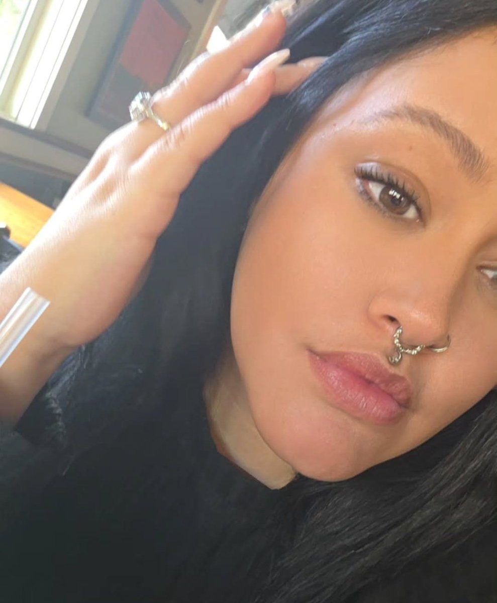 HallowQweenn tweet media