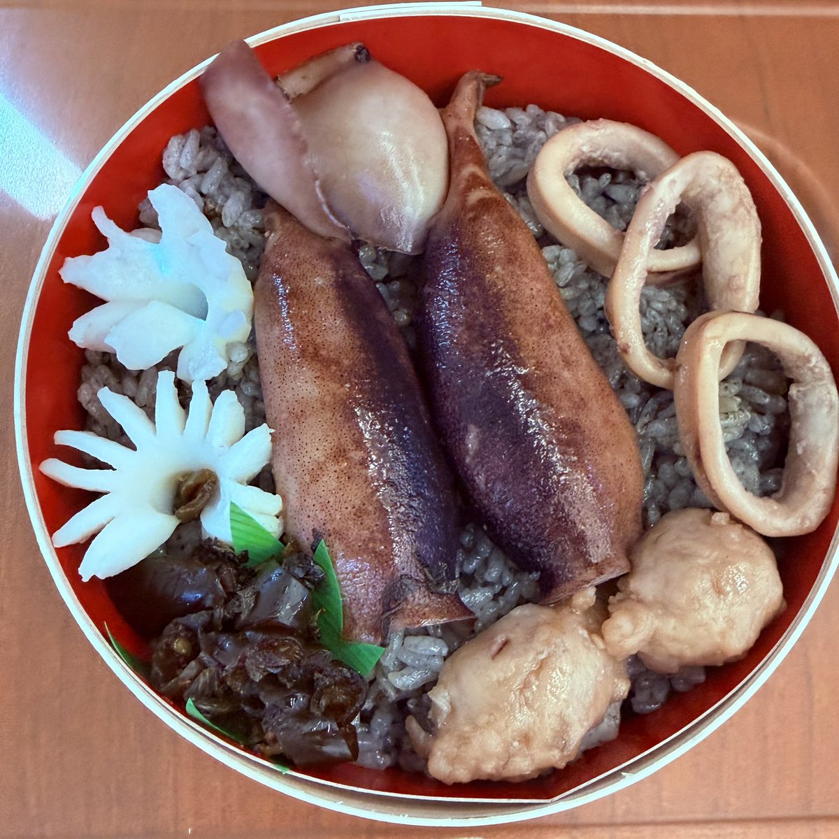 maimon2022's tweet photo. 鳥取の駅弁
いかすみ弁当　黒めし
いかすみ好きにはたまらない、いかすみの炊き込みごはんが入っている弁当
身は４種類で、飽きが来ず、本当に満足
とはいえ、鳥取の駅弁としては、カニの駅弁がやはり売れているようで、こちらはそれほど売れていない模様
オススメですー https://t.co/EJQ6bk2UJE