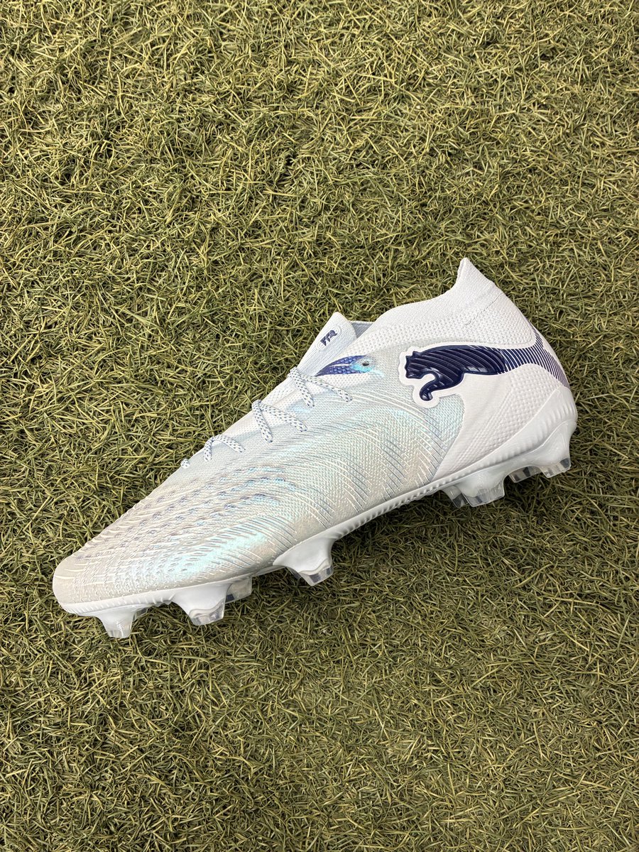 t_chiba_fb's tweet photo. 絶賛発売中‼️‼️
FUTURE9シリーズから🆕カラー登場✨✨
ピッチ上で映えること間違いない1足‼️
ボールコントロール、キック精度を上げたいプレーヤーはこの1足がオススメです🤤
#ときわスポーツ千葉
#PUMA
#FUTURE9 https://t.co/3Rfjgc9UQ7