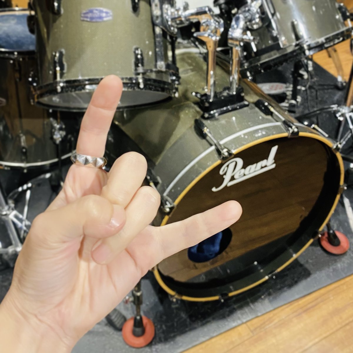 ReinaValentin84's tweet photo. #NaughtyALiCE
#椎名林檎

夜は林檎バンドのリハでした♪

コードは合ってるらしいんだけど
鳴ってほしい音が聴こえない(*_*)

－と云うコトが多々ある△

ギターには詳しくないもので
違和感の原因が分からなくて(*_*)

皆さんの協力を得て解明しました！ https://t.co/DqyQoW2oKa