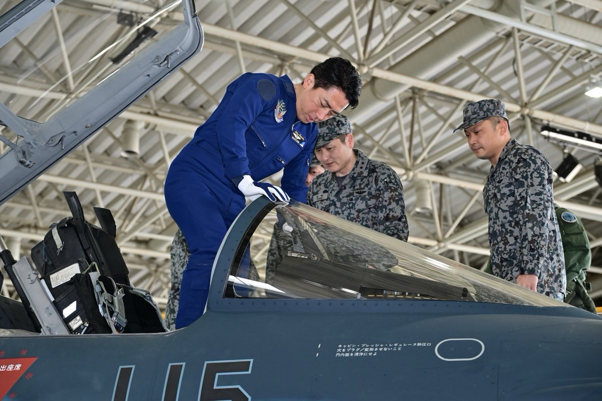 shinjirokoiz's tweet photo. F-2戦闘機の説明、特にコックピットの狭さを実際に座って体験させてもらいました。松島基地の皆さんのF-2に対する思いも感じる時間になりました。ありがとうございました！ https://t.co/dszFHhqjPd