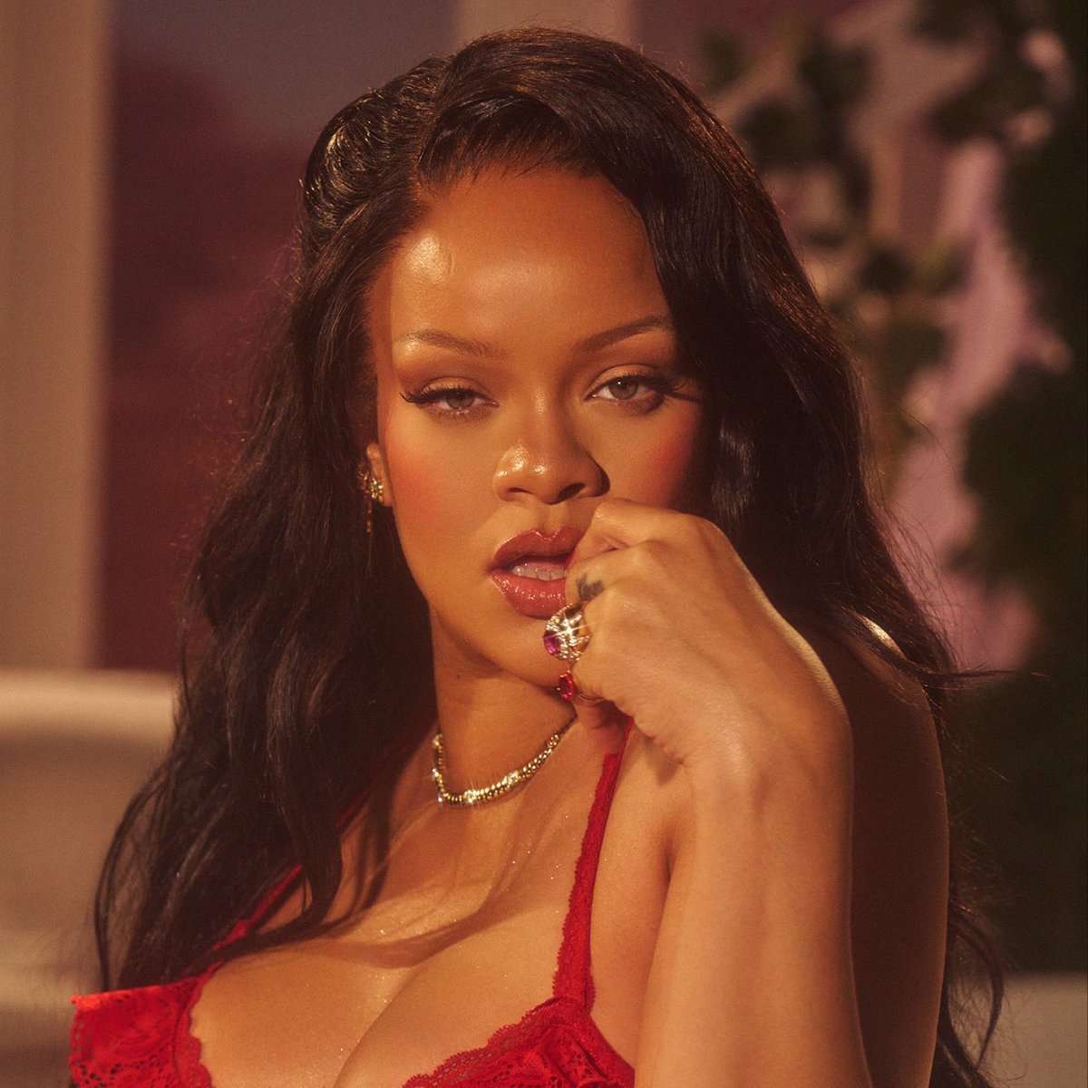 🚨 ALERTE GÉNÉRALE ! 

LA CHANTEUSE RIHANNA A ÉTÉ VICTIME D’UNE TENTATIVE DE MEURTRE AUJOURD’HUI ...