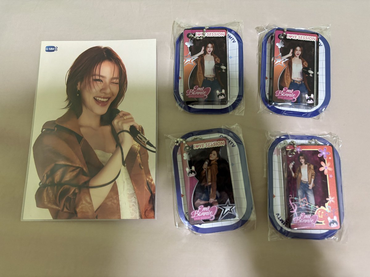 WTS / ขาย
Love Session✨

🧡กาชาเอมี่บอนนี่💜
ชิ้นละ 250.-
โปสการ์ดเอมี่ 150.-

💌สนใจ สอบถาม ทัก DM เลยกั้บ
#ตลาดนัดเอมี่บอนนี่