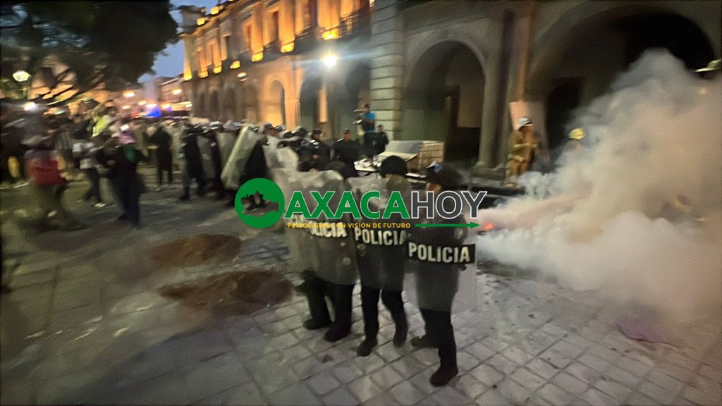 Recupera policía estado espacio frente al palacio de gobierno para mantener el orden