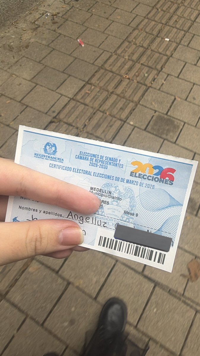 Por cierto hoy fue mi primera vez votando 
Estrenando cédula