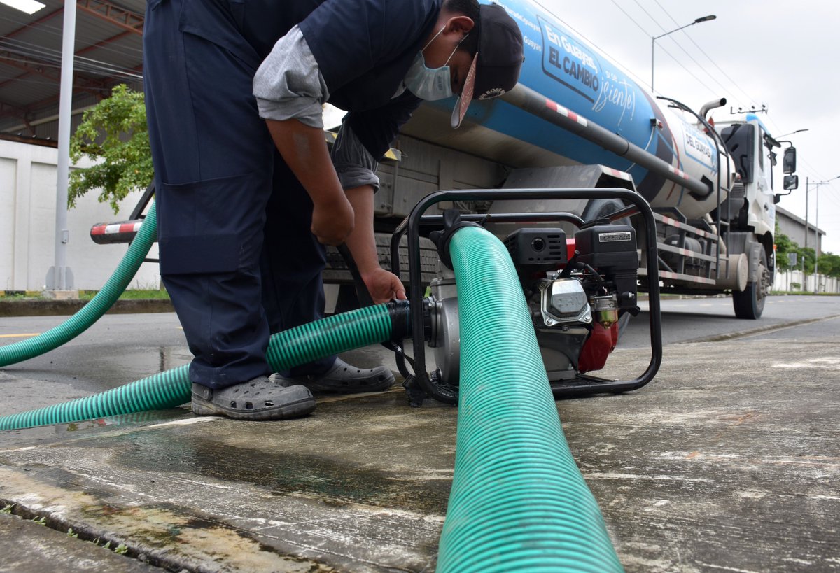 PrefGuayas's tweet photo. (2/2) 

Desde el inicio de la emergencia se han realizado 9 entregas de agua mediante tanqueros, 5 destinadas al hospital, contribuyendo al abastecimiento de sus cisternas con capacidad de 487 m³, indispensables para mantener operativas áreas críticas como hospitalización, quirófanos, diálisis, laboratorio, esterilización y servicios sanitarios.

La Prefectura del Guayas mantiene activo su contingente logístico para apoyar a la población mientras se restablece el servicio de agua potable en el cantón.
