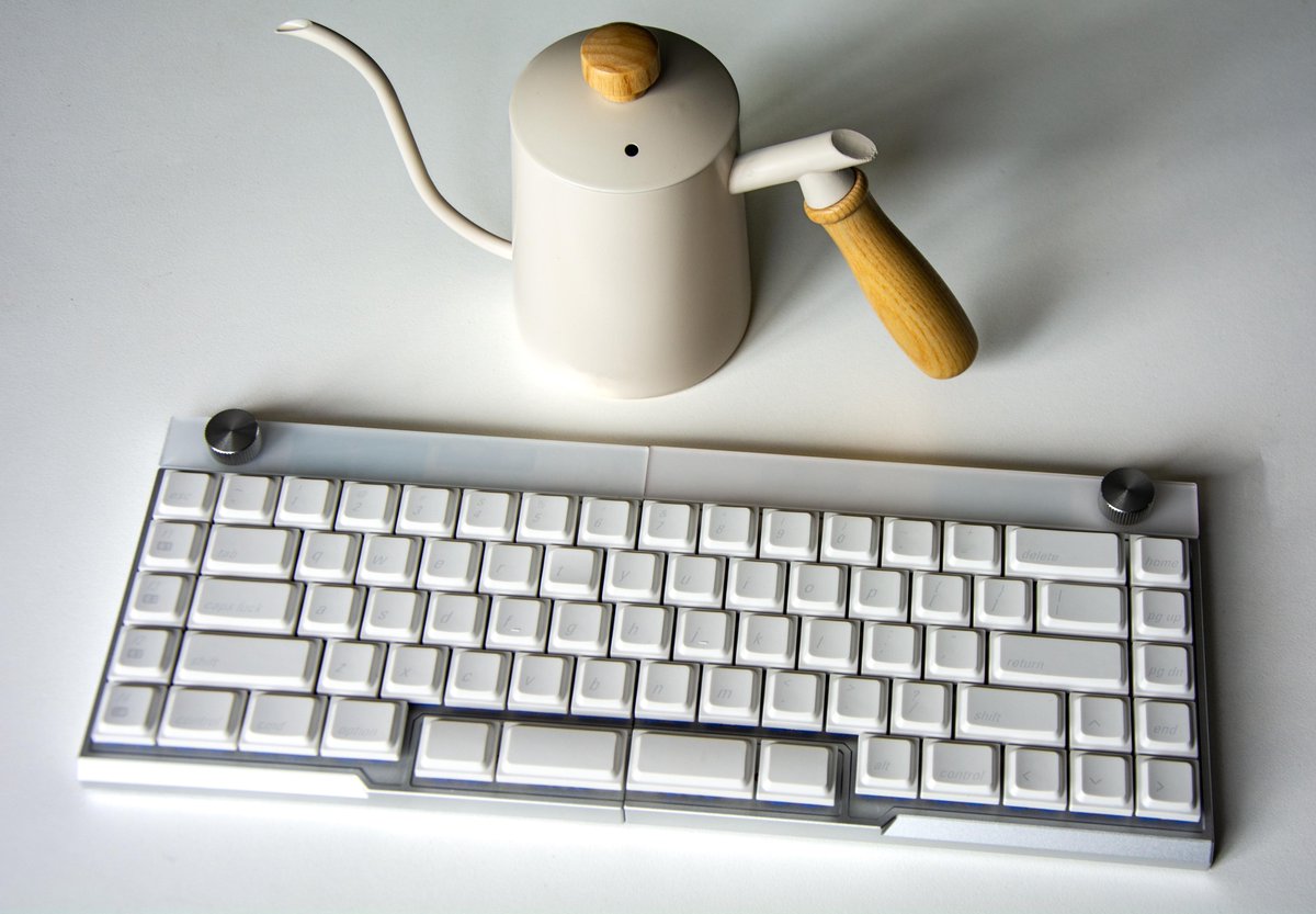 JezailFunder's tweet photo. Alongside our Wood &amp; Aluminum series, meet the all-new Material Duo: Aluminum &amp; Acrylic.#Jiffy75 #jezailfunder #Ergonomic #splitkeyboard https://t.co/wdHnujoJWn