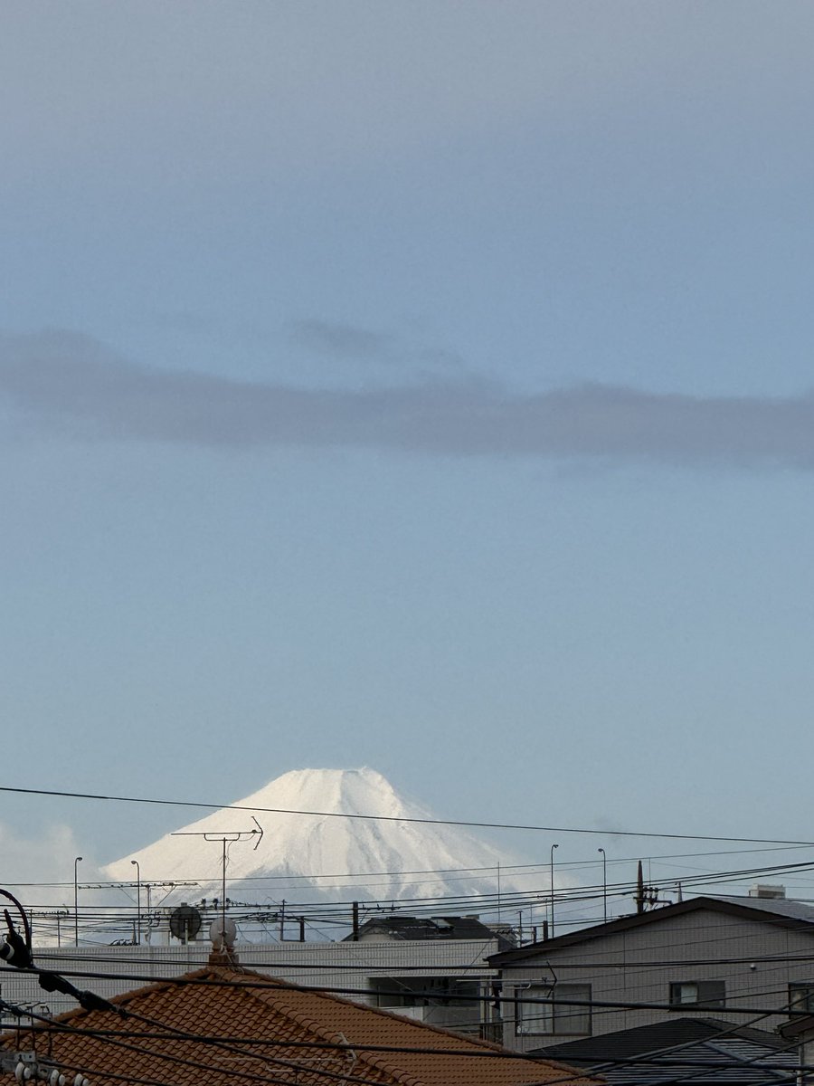 Nikolas1777's tweet photo. 私の家の近くから見える富士山の景色はとても素敵です。 The view of Mount Fuji near my home is quite nice. #japan #fuji https://t.co/blnqKzybBa