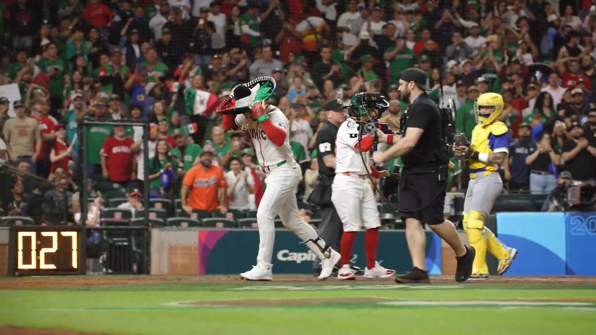 Jarren Duran dons the home run sombrero for Team Mexico 🇲🇽