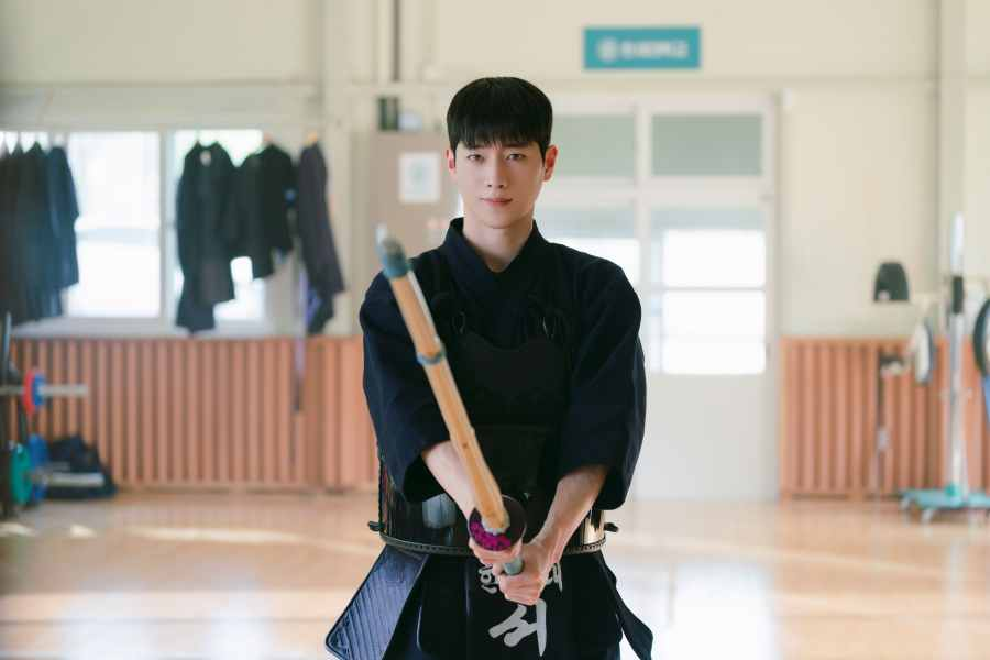 imbcenews's tweet photo. [TV톡] '월간남친' 서강준, 남주 잊게 만든 비주얼 "현타 무시, 결제 갈겨!"
#월간남친 #서강준 #현타무시 #결제 #구독형가상연애 #안방극장 #지수 #iMBC연예

넷플릭스 오리지널 시리즈 '월간남친'이 '구독형 가상 연애'라는 파격적인 소재로 안방극장을 점령한 가운데, 특별출연 그 이상의 존재감을 뽐내는 배우 서강준의 활약이 연일 화제다.

서강준은 가상과 현실의 경계를 허무는 '서은호' 캐릭터로 분해, 남주인 서인국(박경남 역)을 위협하는 압도적인 화력을 보여주고 있다.

🔗https://t.co/FEPcvN0RU4