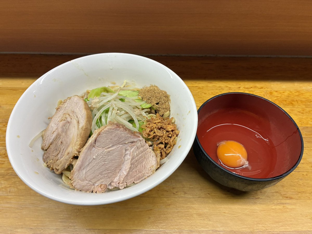 jirotachikawa's tweet photo. 3/9(月)、昼夜とも時間内売り切れなし営業です。
昼11:00-14:30
夜17:00-21:30

汁なしは生玉子(別皿)、フライドオニオンと魚粉入りです。

「赤」は辛いラーメンになりますが
+汁なし券で、辛い汁なしも出来ます！

有　ネギ(通常ネギ)
有　ほぐしブタ(しょうがまぶし) https://t.co/RGLrHABXua