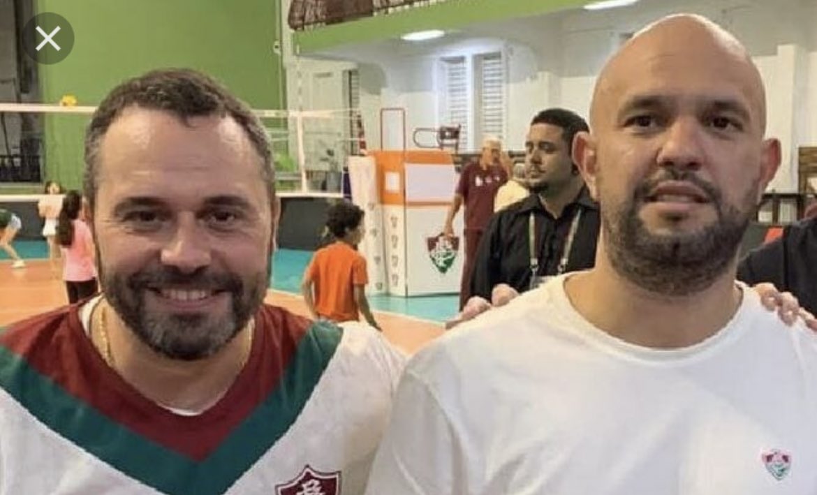 Não podemos esquecer do Debi e Lóide, tiveram a janela de transferência inteira pra contratar um zagueiro e um 9 e só fizeram isso na último dia, quando a inscrição pro carioca já tinha acabado, poderia ser diferente se não fosse tanta incompetência dessa dupla.