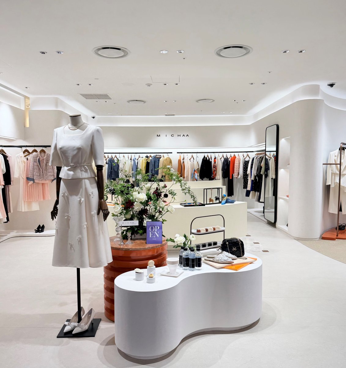 Peoplegate1's tweet image. 시선인터내셔널이 전개하는 '미샤(MICHAA)'가 하이엔드 라인 ‘미샤 라피네(MICHAA Raffinée)’를 론칭, 신세계백화점 강남점에 단독 매장을 오픈했습니다.  [사진 제공 : 미샤] 
peoplegate.co.kr/2026/03/michaa…  ← 기사 전문보기 클릭
#MICHAA #MICHAA_Raffinée #미샤 #시선인터내셔널