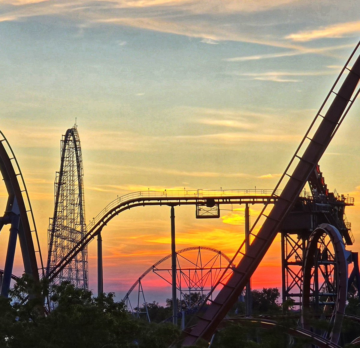 WWoman08's tweet image. Millennium Force &amp;amp; Siren's Curse @cedarpoint 😎💙❤️🎢🧜‍♀️📸 #rollercoaster #cedarpoint #sunsetphotography #photographer #ohio #Sunday #happiness @SixFlags
