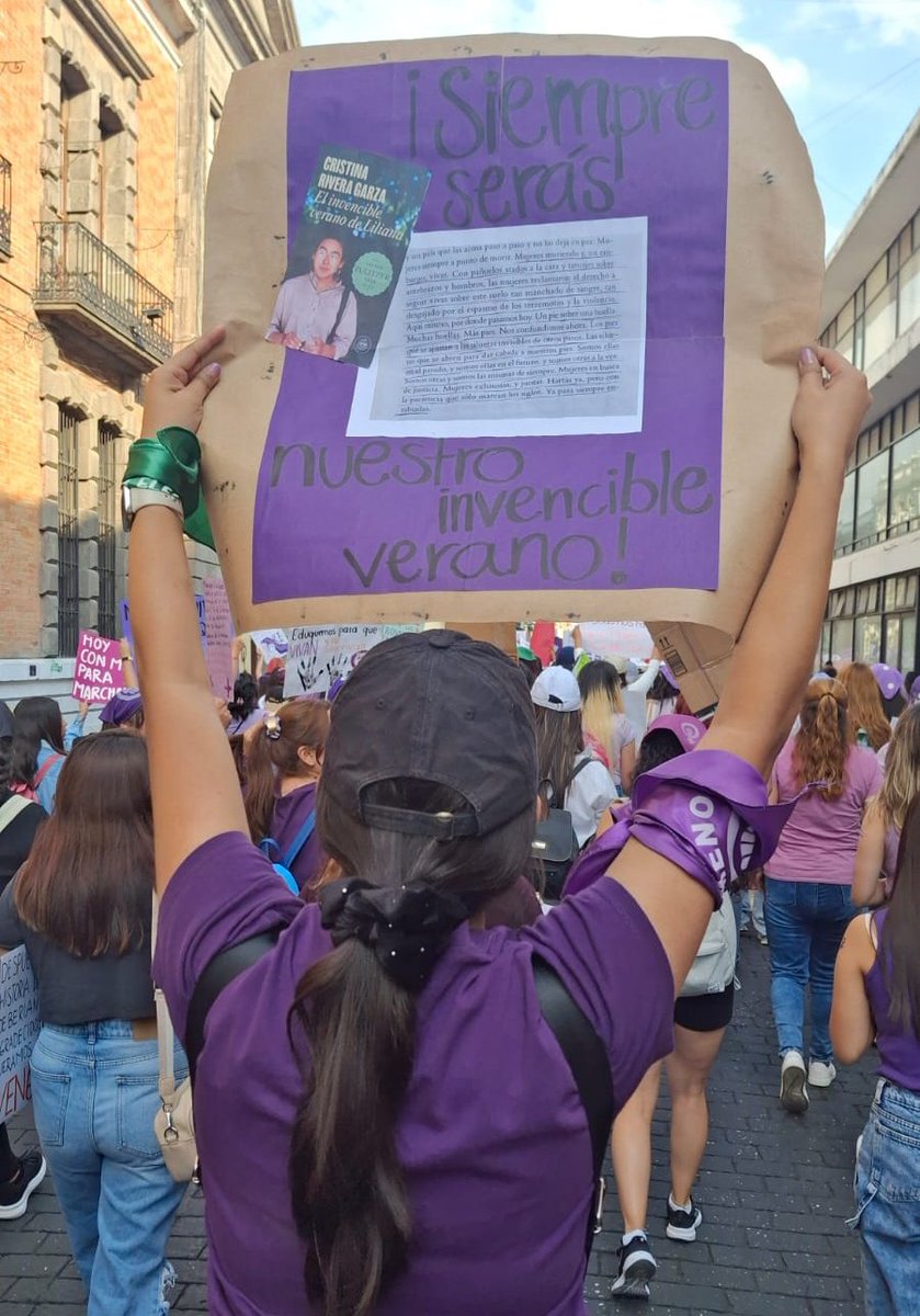 bPaspez's tweet photo. @criveragarza me tomé el atrevimiento de nombrar a Liliana este #8M en Puebla. 
El libro me movió tantas cosas; me hizo despertar un poco más, gracias.
#ElInvencibleVeranodeLiliana #LilianaRiveraGarzaPresente https://t.co/9DmoPtVLbw