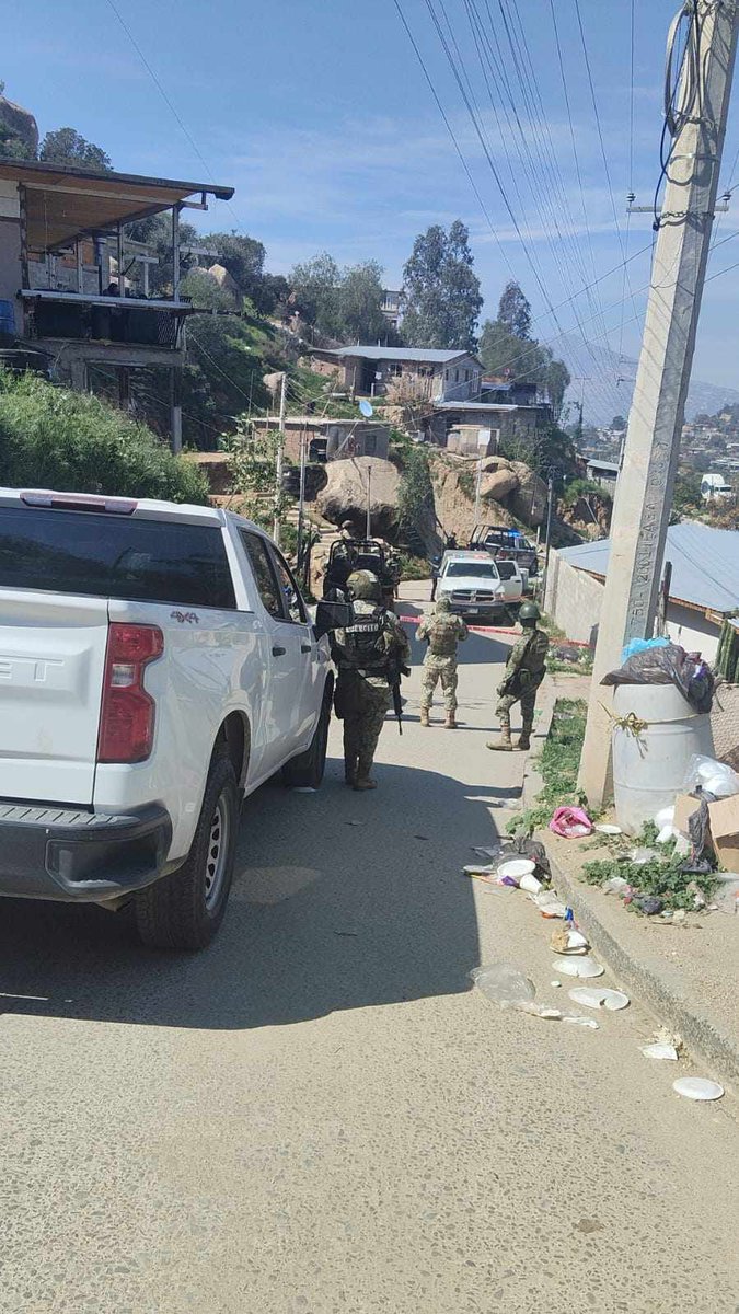 TecateShore's tweet photo. 🚨 LOCALIZARON RESTOS HUMANOS en la colonia Santa Fe en /#Tecate; se trataría de una pierna que estaba siendo carroñada por perros de la zona 😨‼️
▪️Estos hechos se dan luego de que hace unos días, en la misma zona, se encontrara un brazo ⚠️ https://t.co/7dPA6jWjyK