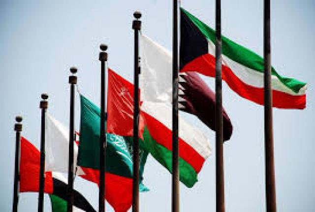 AJELNEWS24's tweet photo. رئيس مجلس الأمة الكويتي السابق " مرزوق الغانم ":

المملكةُ العربيةُ السعوديةُ 🇸🇦🇸🇦🇸🇦
إذا ضاقت السُّبُل اتّسعت في رحابها الطرق
.. وإذا اشتدّت الظروف تجلّت فيها معاني الأخوّة الصادقة والوفاء الأصيل.

وفي ظلّ الأوضاع الراهنة، تجلّى هذا المعنى الكريم حين يسّرت المملكة العربية السعودية، قيادةً وحكومةً وشعباً، عودة المواطنين الكويتيين إلى وطنهم براً عبر أراضيها، في موقفٍ نبيل يجسّد عمق الروابط الأخوية بين البلدين الشقيقين، ويؤكّد أن ما يجمعنا أكبر من حدود الجغرافيا؛ إنه تاريخٌ من التضامن الصادق والمصير المشترك.

وإن هذه المبادرة الكريمة ليست غريبة على المملكة التي عُرفت عبر تاريخها بمواقفها المشرفة ووقوفها الصادق إلى جانب أشقائها في أوقات الشدّة قبل الرخاء.

نسأل الله أن يحفظ الكويت والمملكة العربية السعودية، وأن يديم عليهما نعمة الأمن والأمان والاستقرار، وأن يحفظ دول الخليج وسائر الدول الإسلامية من كل سوء، وأن يؤلّف بين القلوب ويجمع الكلمة على الخير والطمأنينة

🇰🇼 🇸🇦 🇦🇪 🇶🇦 🇴🇲 🇧🇭