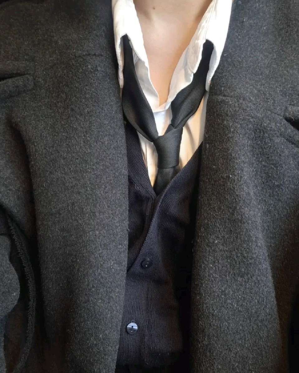 consultingdtcv's tweet photo. seductive sunday, except there is nothing seductive about it ﹠ i am just presenting you the outfit that i have chosen for today. #sherlocksunday ◡̈ https://t.co/yPmoS8137L