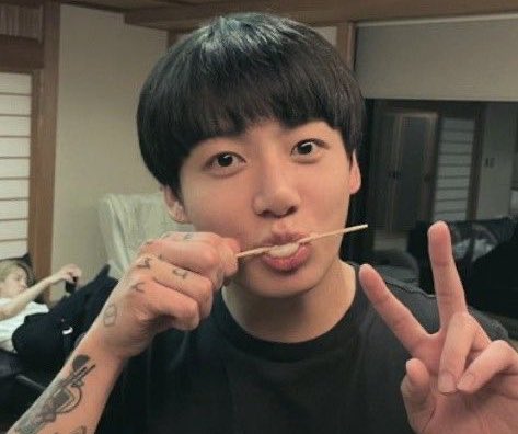 only for the camera to pan up and this is the dude that’s connected to that body im crying