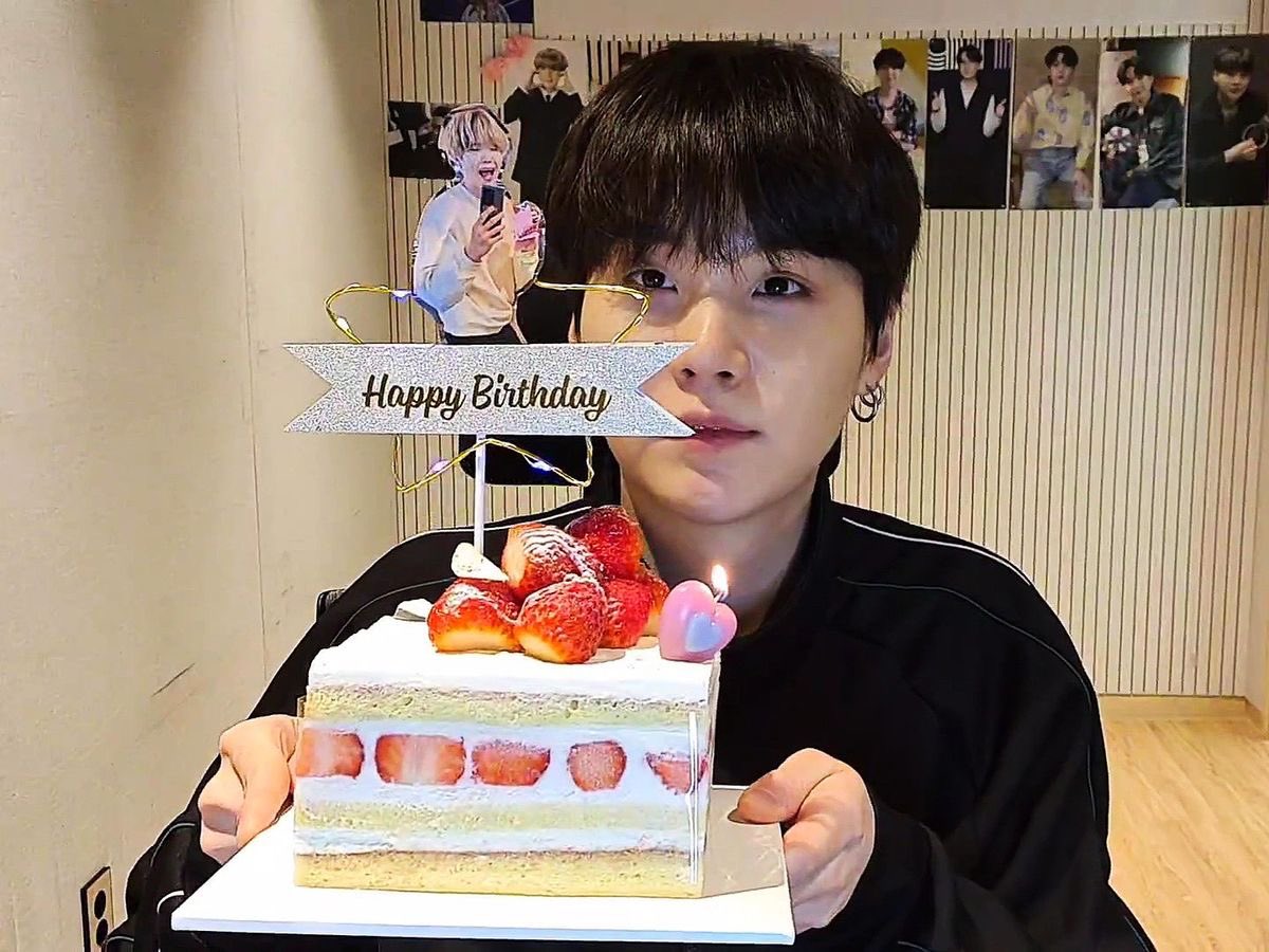SQGHOSTBUSTERS_'s tweet photo. 🚨 ALERTA PARANORMAL 🚨
Hoje o squad entrou oficialmente em estado de alerta… porque o nosso gato preto favorito completa 33 anos. 🐈‍⬛🎂
Feliz aniversário para o nosso querido Yoongi o homem de poucas palavras, mas de sentimentos profundos.
#HappySUGADAY 
#sugaday https://t.co/6q5Y0sqaPv