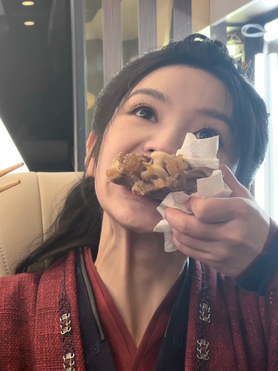 ถึงเวลาที่เฉิดฉายและขายของ ปกติจะขายช่วงจบ55555555 แต่กระแสฉางอวี้ฟีเวอร์มาก 
สำหรับใครโดนนางเอกล่าหยก ตก 👀🫣 น้องชื่อเถียนซีเวยนะคะ มีผลงานมาเยอะมาก เป็นตัวtop95 ในจีน คนจีนรู้จักเยอะมากกก เห็นหน้าแบ๊วๆจริงๆนิสัยแมนมาก5555555555 เรียกได้ว่าเป็นมัมหมีเถียน คิด2 อย่าง