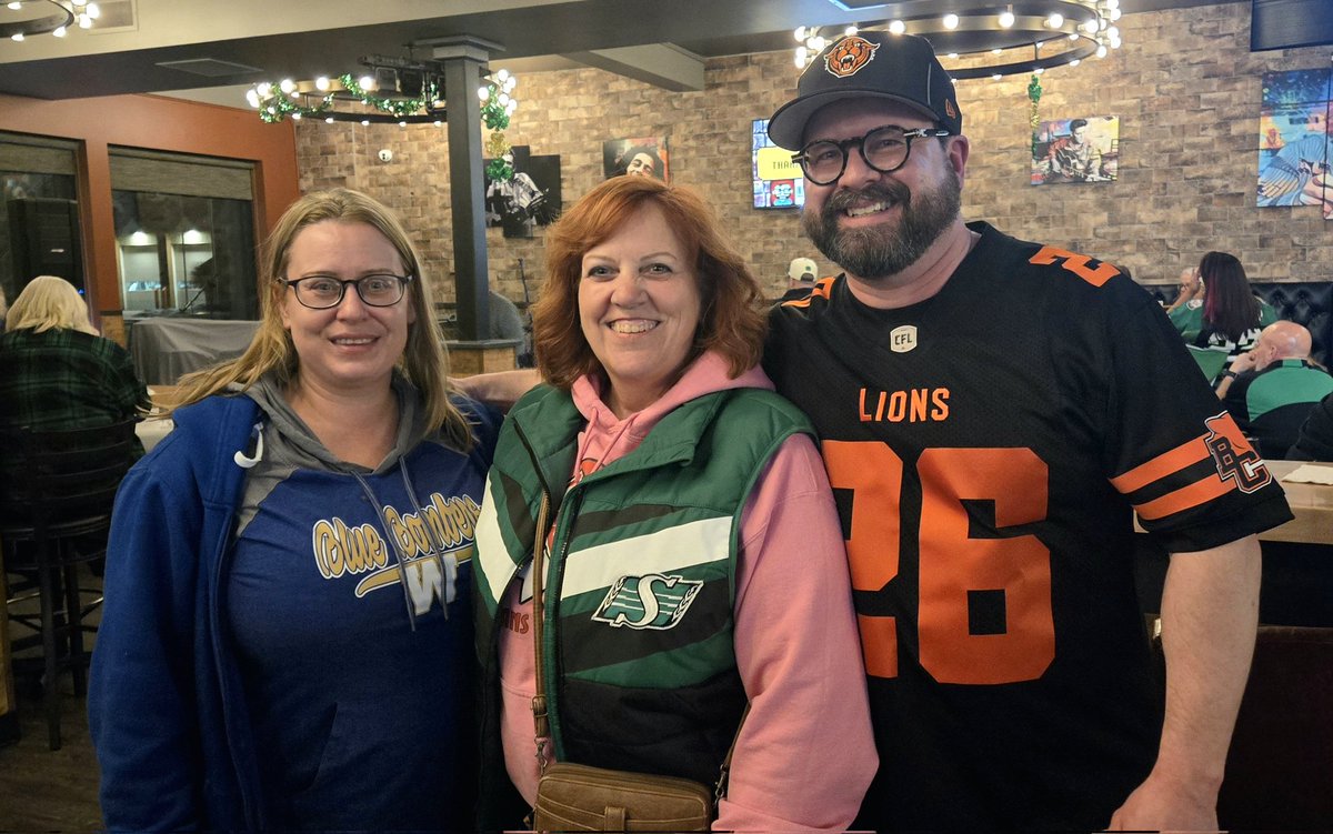 Last night's <a href="/cflffc/">CFLFansFightCancer</a> kickoff event in #YQR but representative fans from <a href="/BCLions/">BC LIONS</a> <a href="/Wpg_BlueBombers/">Winnipeg Blue Bombers</a> joining in!! Love my #CFLFamily 
<a href="/tasha_scho/">Game Manager</a> <a href="/YQRLionsFan/">Jim Dewhurst</a>