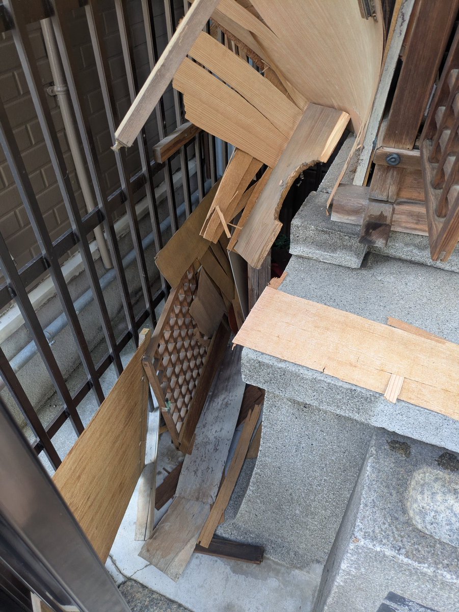 🕉️A small Jizo statue near a place where many foreign tourists stay was recently destroyed.

In Japan, Jizo statues are deeply respected spiritual symbols.
Most Japanese people would never damage one, because they believe such acts may bring misfortune.

👿Whoever did this