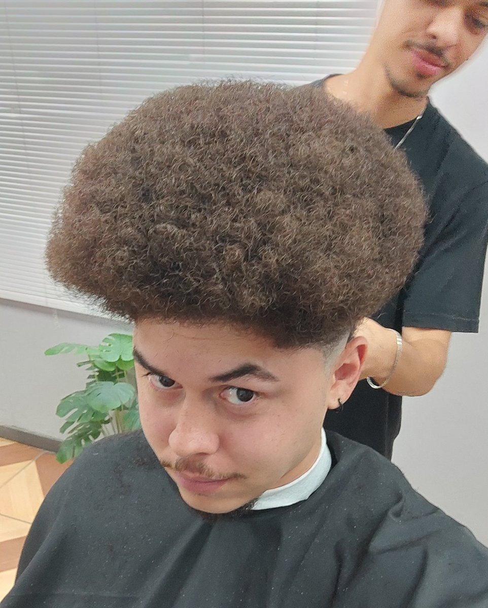 o_vinixius's tweet photo. 1 mês sem cortar cabelo: https://t.co/zlf972ey1B