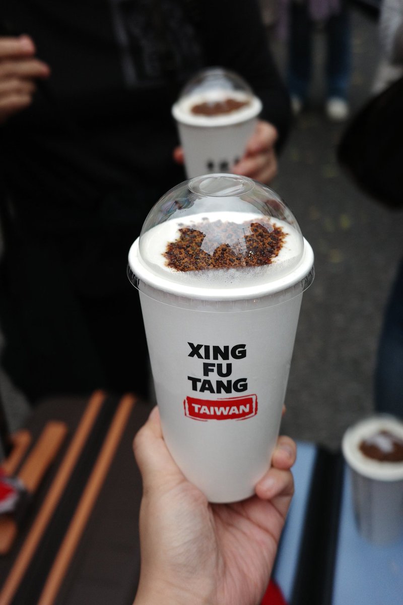 blissbowl_pot's tweet photo. 시먼딩 행복당
그냥 흑당 뿌려진 우유에 펄이 쫀득한 느낌
위에는 크림브륄레처럼 딱딱할줄 알았는데 그런게 아니고 그냥 조금 녹이고 주는거라 나중엔 설탕이 씹힘 😗
전체적으로 미지근하고 좀 두면 차가워지긴 하는데 얼음이 많이 들어있진 않았다. 줄은 빨리 줄어드는 편. 단 우유임.. ㅇㅅㅇa https://t.co/W12xfvy1tm