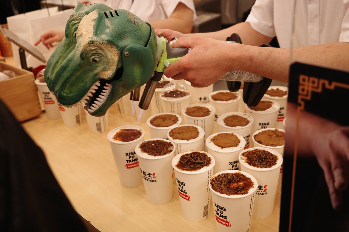 blissbowl_pot's tweet photo. 시먼딩 행복당
그냥 흑당 뿌려진 우유에 펄이 쫀득한 느낌
위에는 크림브륄레처럼 딱딱할줄 알았는데 그런게 아니고 그냥 조금 녹이고 주는거라 나중엔 설탕이 씹힘 😗
전체적으로 미지근하고 좀 두면 차가워지긴 하는데 얼음이 많이 들어있진 않았다. 줄은 빨리 줄어드는 편. 단 우유임.. ㅇㅅㅇa https://t.co/W12xfvy1tm