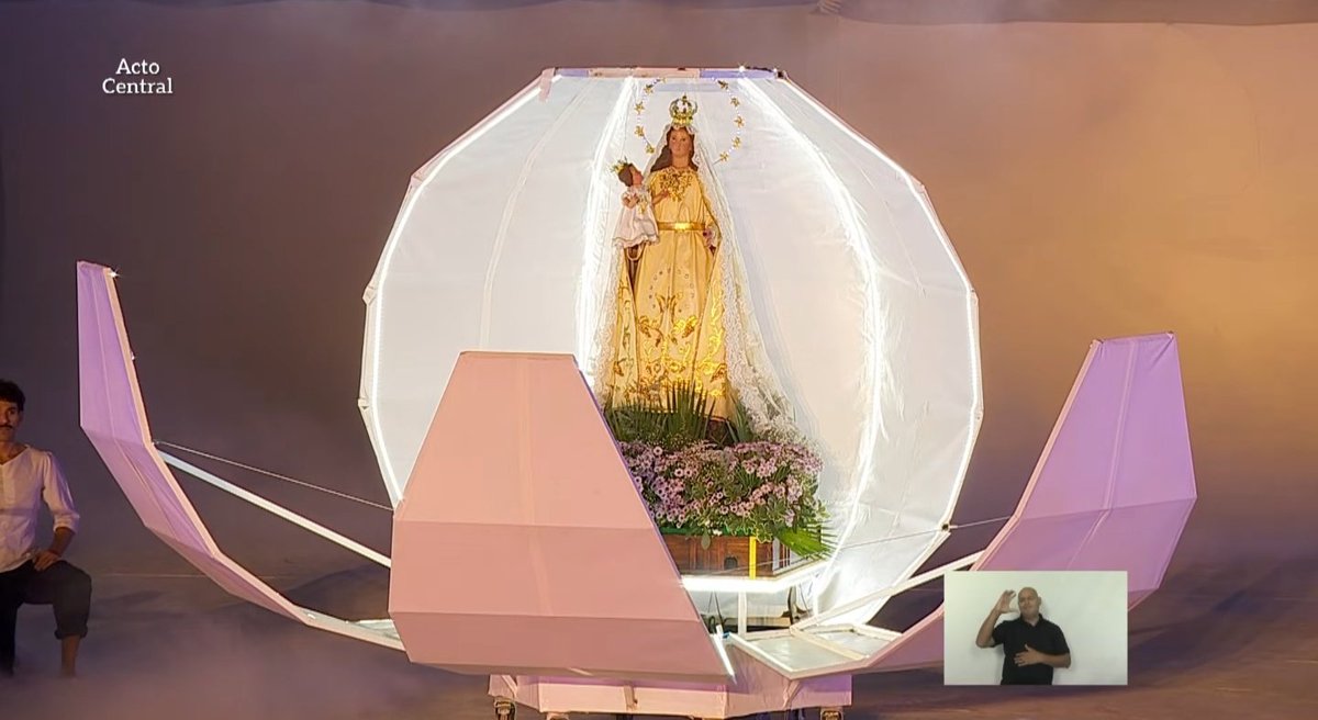 ignacsio's tweet photo. la virgen de la carrodilla entrando a la vendimia adentro de una uva como lady gaga en los vma https://t.co/QZoDQn31z5