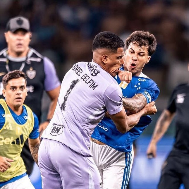 Yuradacec's tweet photo. @futebol_info Respeita o papai frangas, faz gol e da porrada https://t.co/dFaEj70BcQ