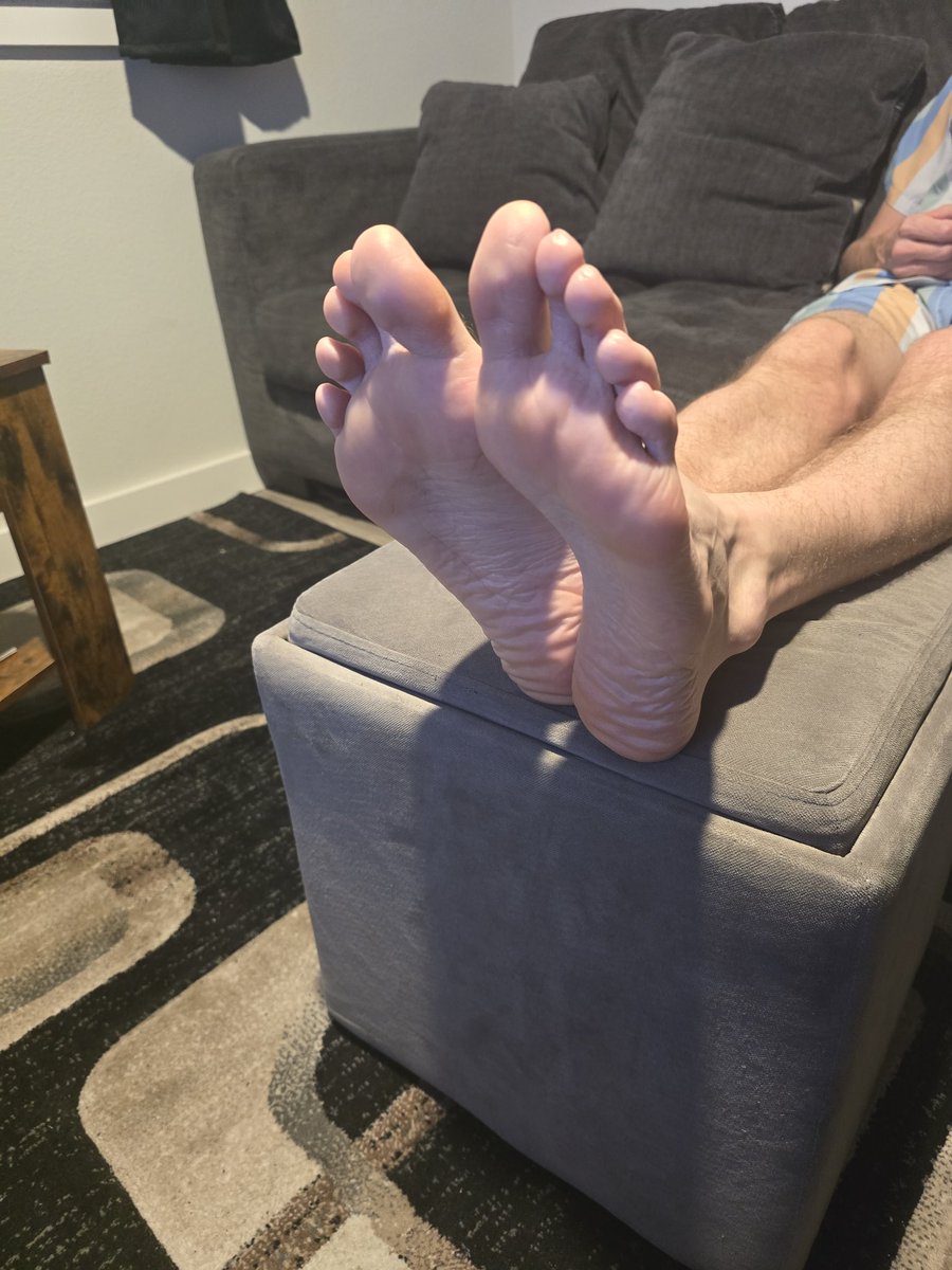 mybuddiesfeet's tweet photo. from a previous grindr sesh. he wanted his feet worshipped 🤤
#mybuddiesfeet https://t.co/AnvIEoaNmK