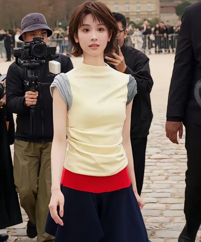 #陈都灵 32岁了，
该做的一样没做，
没结婚、没生娃、更没当妈，目前连个对象都没有处。
​除了才华就剩下灵气和漂亮了。
​巴黎时装周上，陈都灵又让人眼前一亮了。
​俏皮的短发，加上小众独特的拼接短袖，短裙。真的很像飞天小女警。