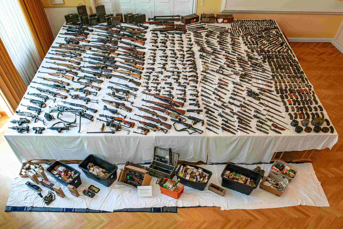 이웃집의 신고를 받고 출동한 경찰이 한 노부부의 집에서 찾아낸....

아니 뭔 또 박물관을 차려놨네 진짜